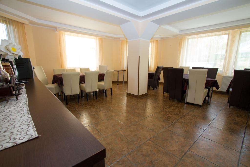 Pensiunea Royal Garden Hotell Sîmbăta de Sus Exteriör bild