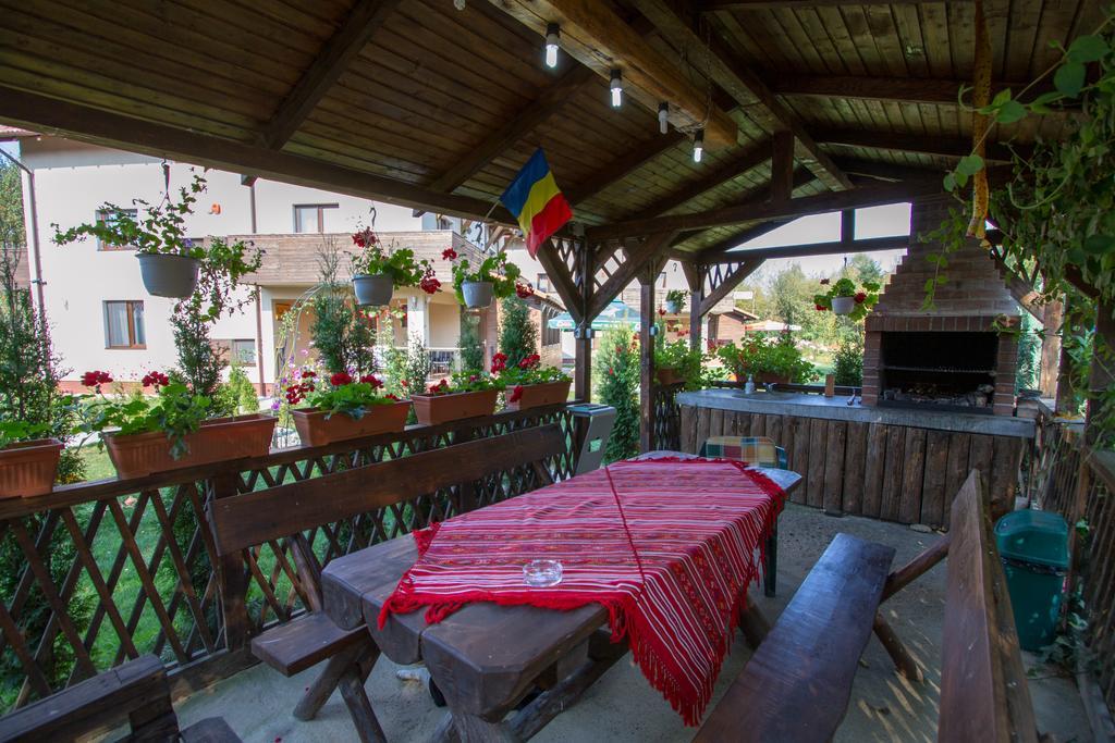 Pensiunea Royal Garden Hotell Sîmbăta de Sus Exteriör bild
