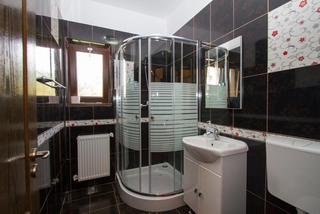 Pensiunea Royal Garden Hotell Sîmbăta de Sus Exteriör bild