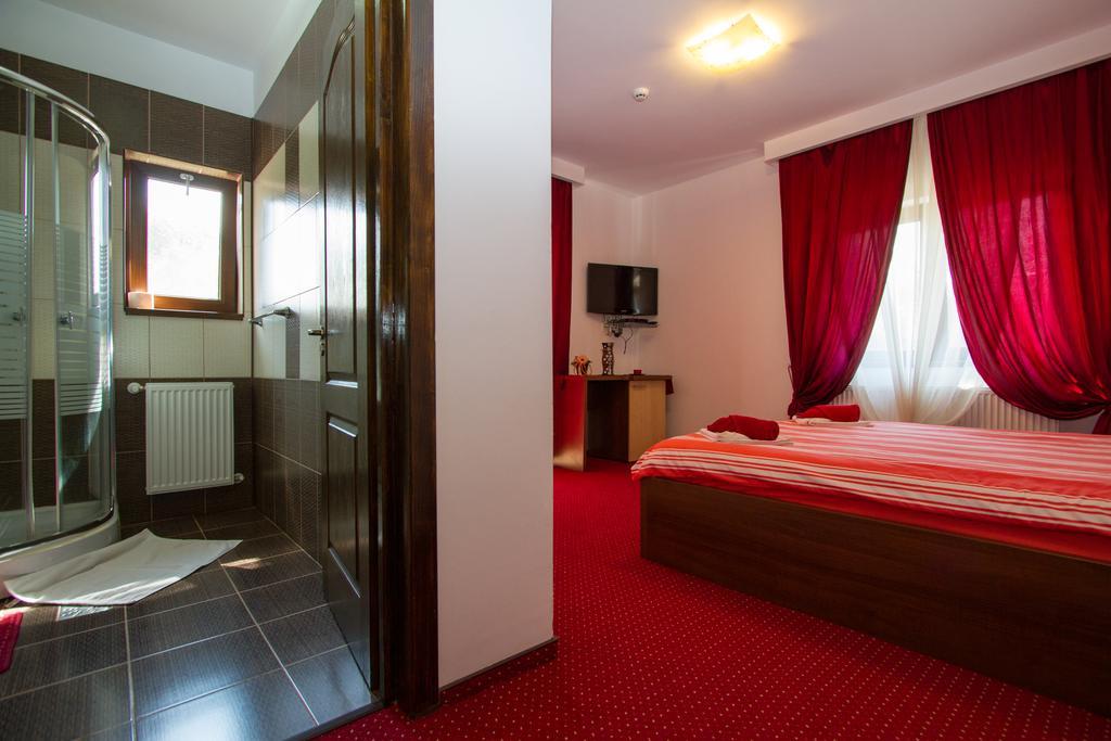 Pensiunea Royal Garden Hotell Sîmbăta de Sus Exteriör bild